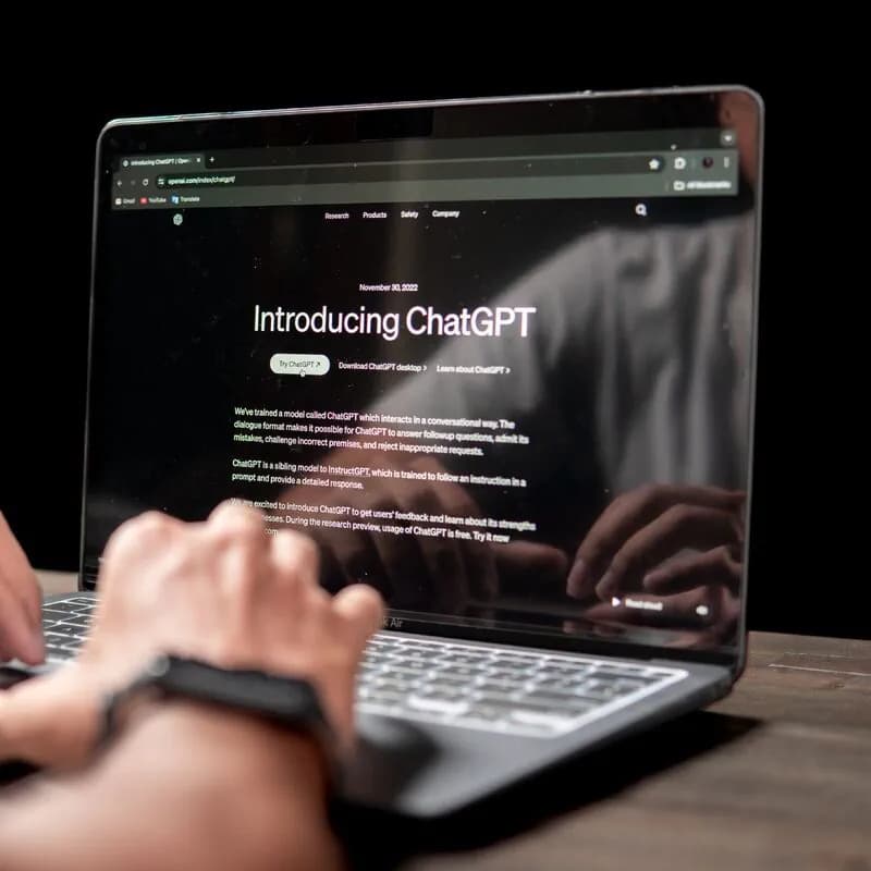 Hình ảnh đại diện của bài viết: AI Có Thể Tạo Website Trong 1 Ngày? Tôi Đã Thử Và Đây Là Kết Quả